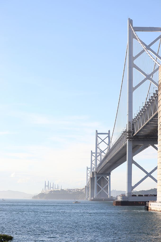塗装された金属製の橋